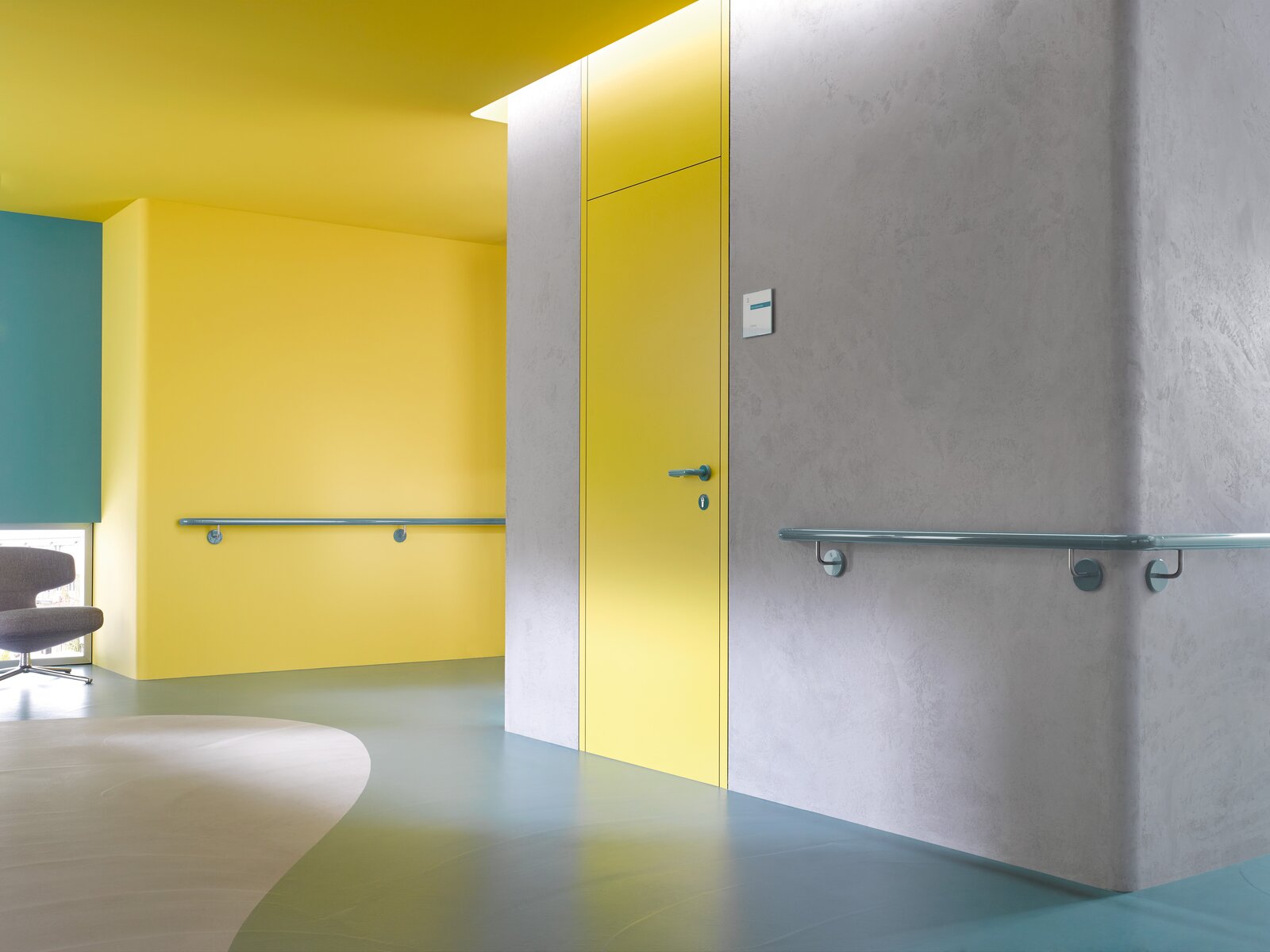 ENTRO handrail Corridor in a care building equipped with handrails in the colour aqua blue