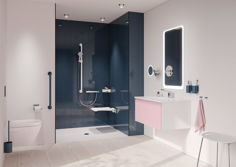 Salle de bain adaptée aux personnes âgées, équipée d'accessoires sanitaires bleus mats