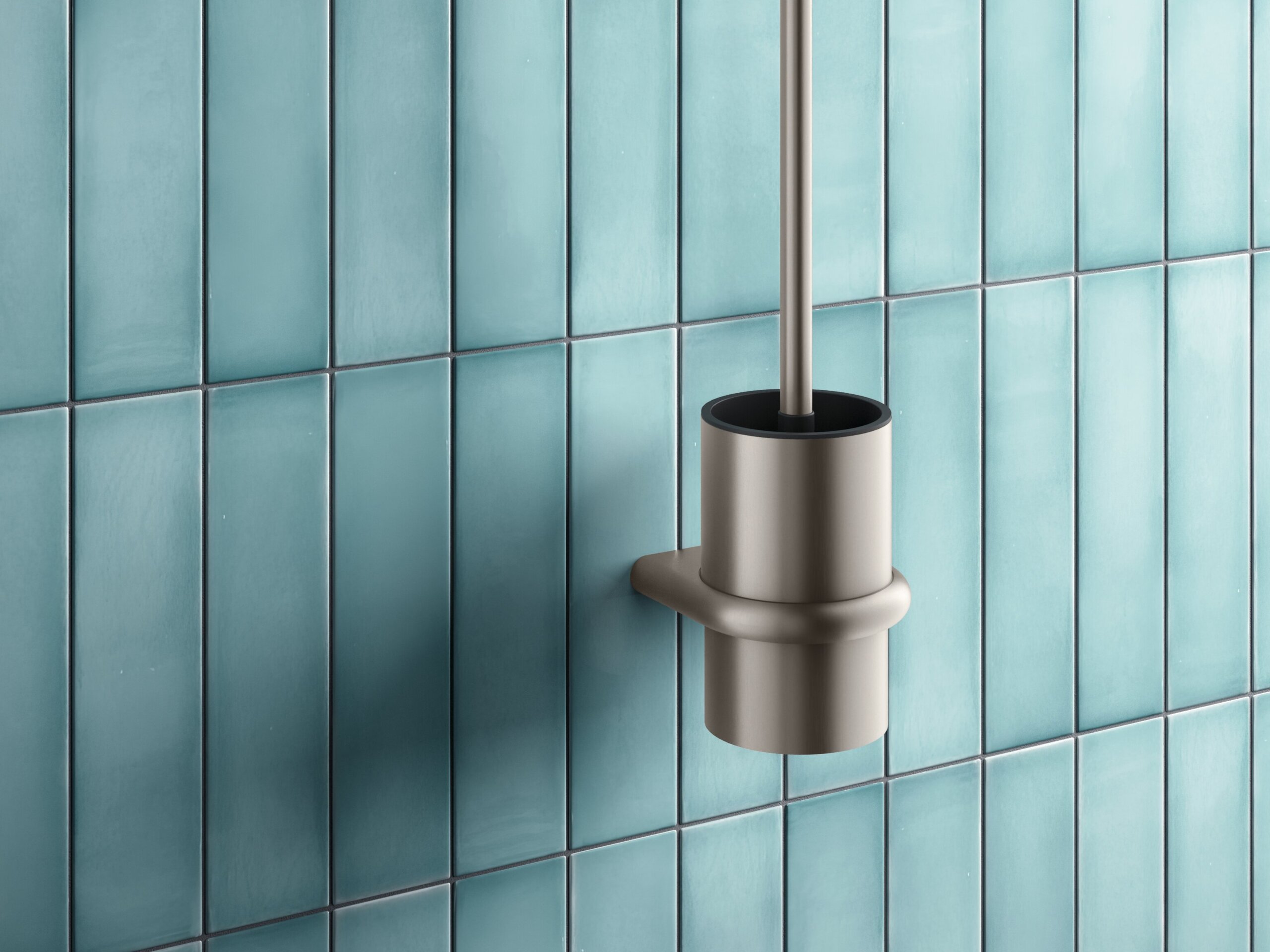 Toilettenbürste und seitlicher WC-Papierhalter mit bronzefarbener PVD-Beschichtung vor blauen Fliesen