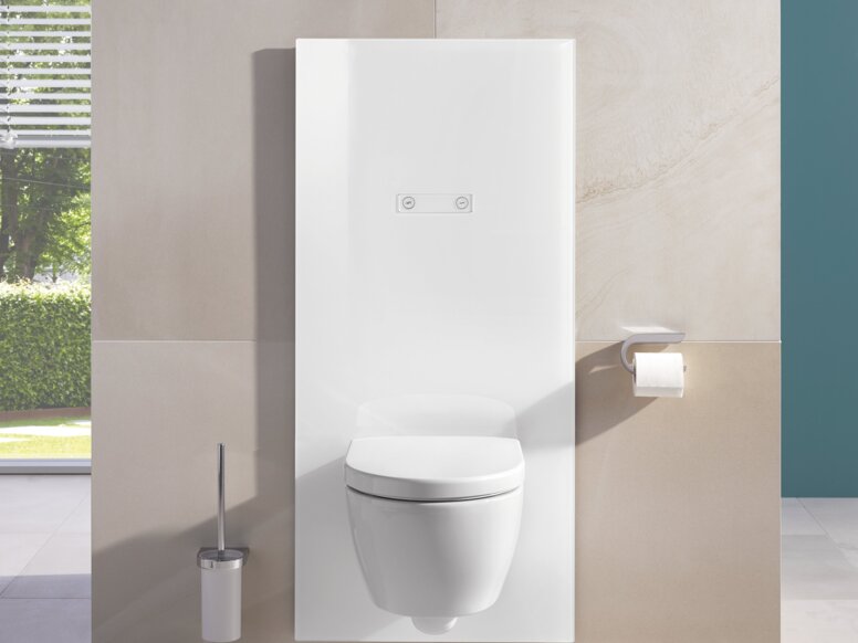 Weißes WC-Modul mit integriertem Spülkastenbedienfeld und Toilettenbürstenhalterung sowie WC-Papierhalter neben der Toilette