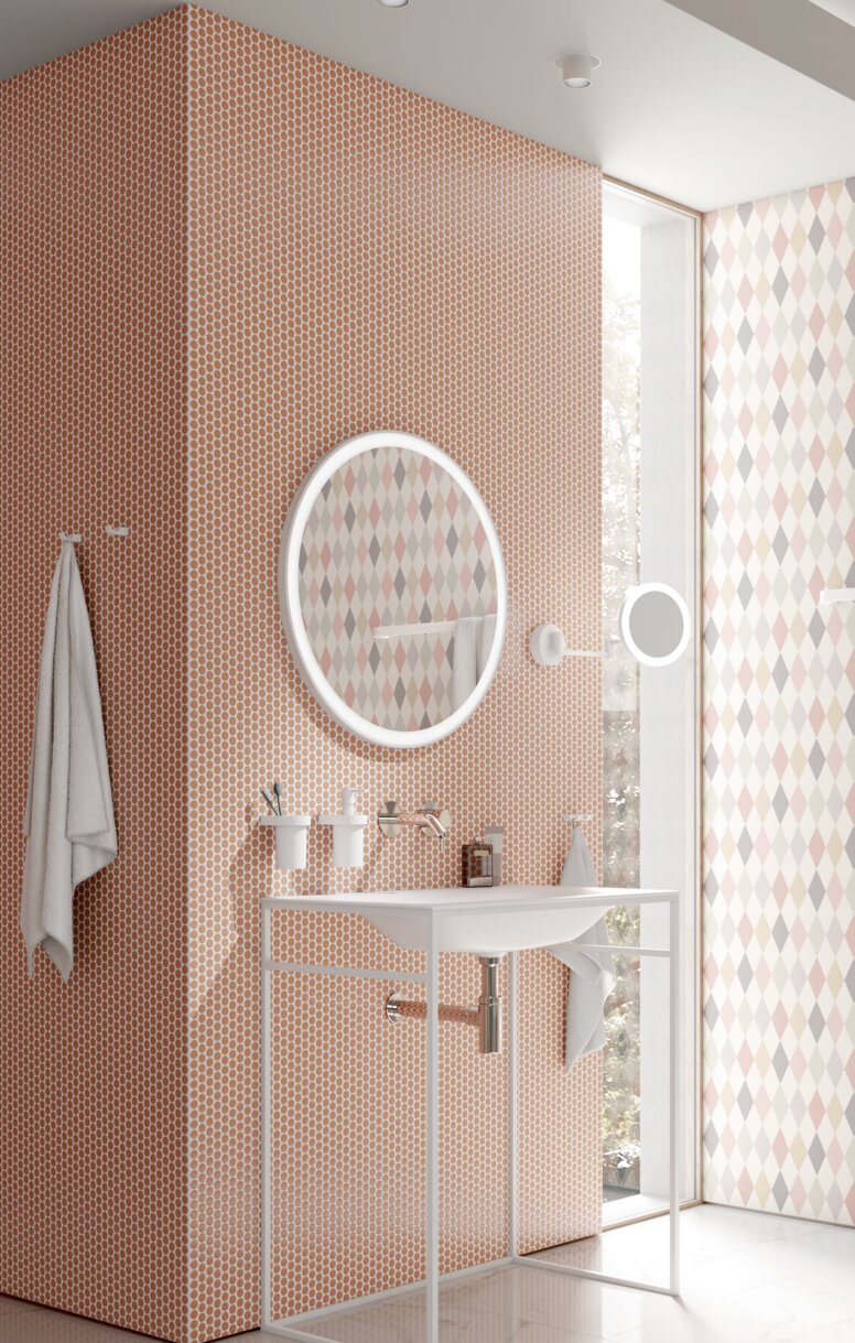 Barrierefreies Waschbecken mit robustem Gestell, das unterfahrbar ist, im Waschbereich mit orangeroter Fliesenwand