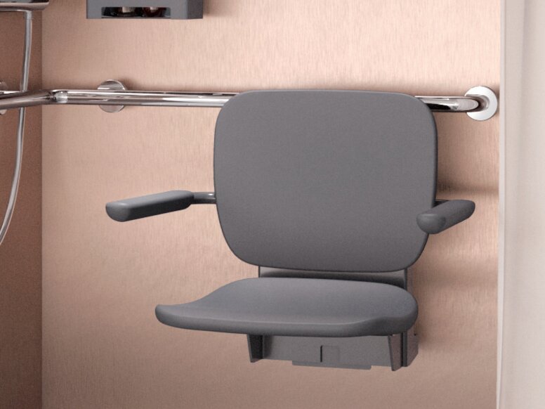 HEWI Serie 802 LifeSystem Interieur Duschsitz mit Rückenlehne im Duschbereich, außerdem im Bad ein WC mit Stützklappgriff und ein Waschtisch mit Hocker
