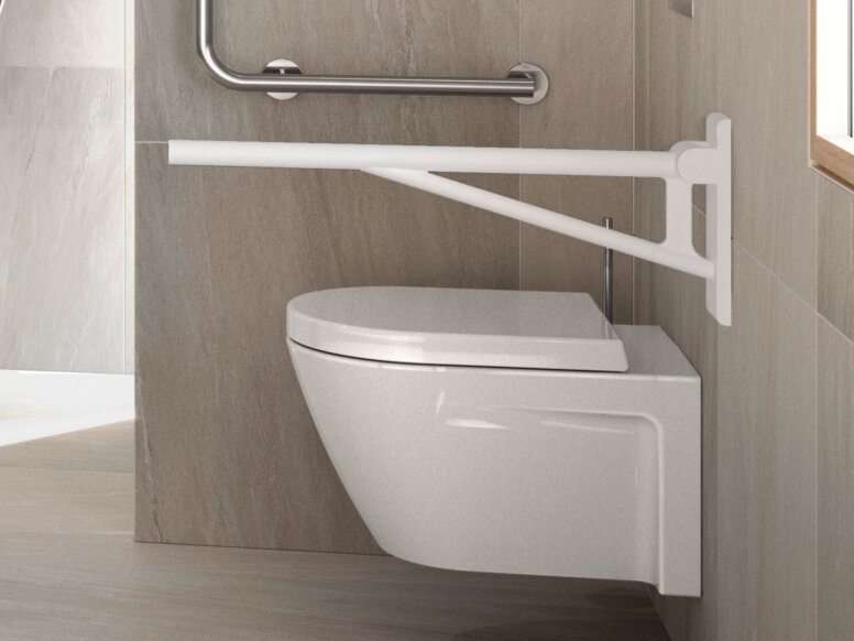 HEWI System 900 Interieur Barrierefreier WC-Bereich mit Hocker am unterfahrbaren Waschtisch, Klappsitz in der Dusche und Stützklappgriff an der Toilette