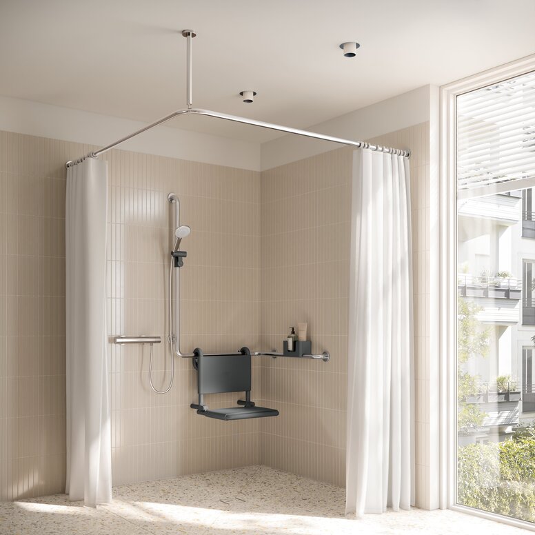 Wall-mounted seat with backrest, fitted to an L-shaped shower rail on a beige-coloured tiled wall