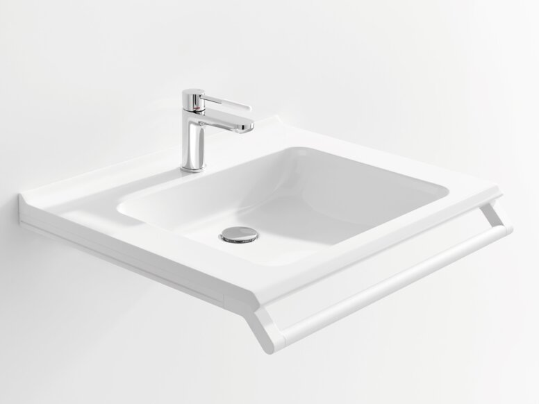 Weißer Waschtisch mit einer rechteckigen Beckenmulde, einem verchromtem Wasserhahn und einem Haltegriff an der Vorderkante