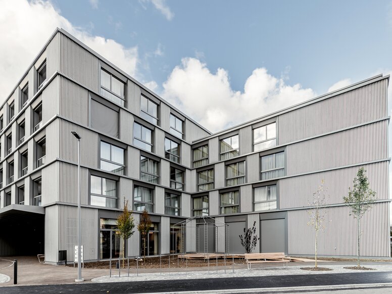Sitzbänke vor einem modernen Gebäude