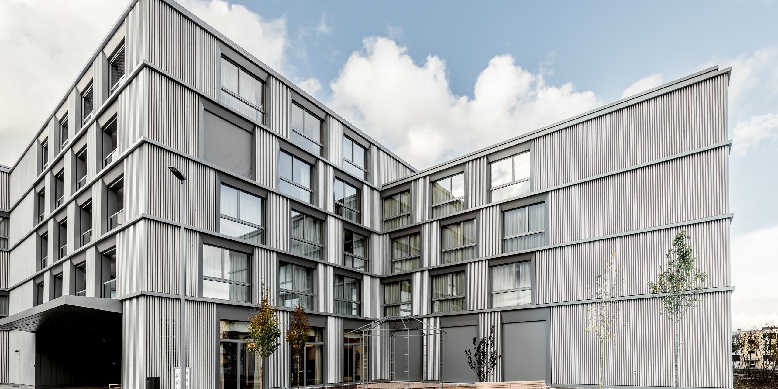 Sitzbänke vor einem modernen Gebäude