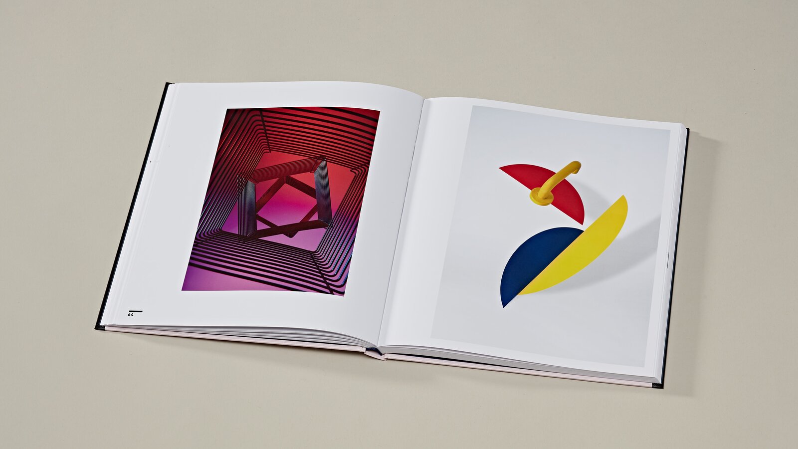 Re:Form Art volume Bauhaus 2 otwarte strony książki o wystawie Bauhaus po prawej stronie Klamka HEWI 111 w kolorze musztardowej żółci