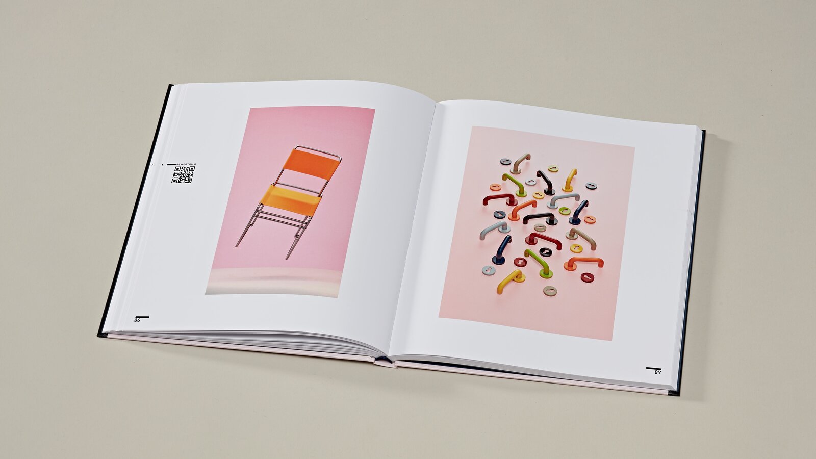 Re:Form Art volume Bauhaus 2 otwarte strony książki o wystawie Bauhaus po prawej klamka HEWI 111 w 8 kolorach, po lewej pomarańczowe krzesło