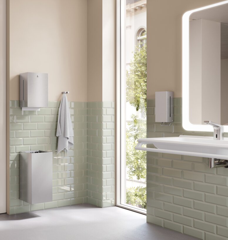 HEWI System 900 stainless steel Bathroom with washing area and WC