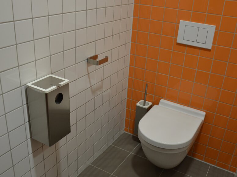 Szkoły Gisela w Passau Toaleta wyposażona w zestaw szczotek toaletowych, pojemnik na odpady higieniczne i uchwyt na papier toaletowy Seria 805