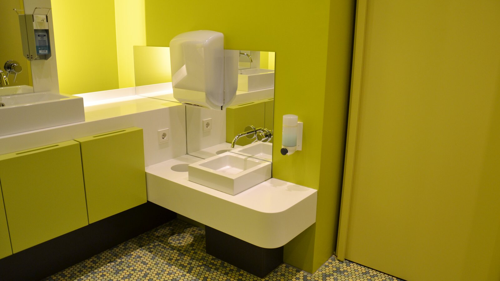 Heining children's home in Passau Bathroom equipped with paper towel dispenser, soap dispenser and mirror